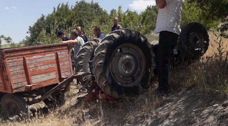 Devrilen traktörün altında kalan sürücü hayatını kaybetti 