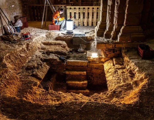 Fransa’da 400 yıllık mühürlü mezar bulundu