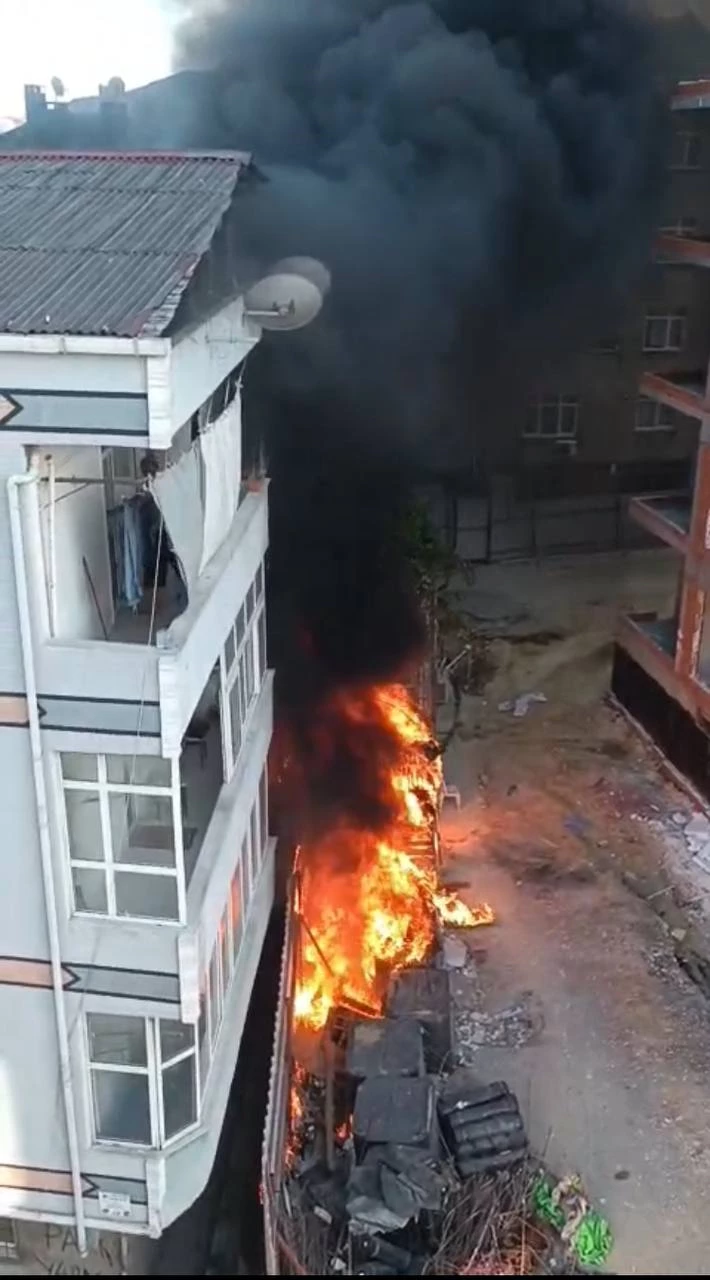 İstanbul - Bağcılar’da izolasyon malzemeleri yandı, 3 katlı binada hasar oluştu