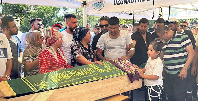 5 kişinin öldüğü kazada otomobil sürücüsü tabutları öpüp, 