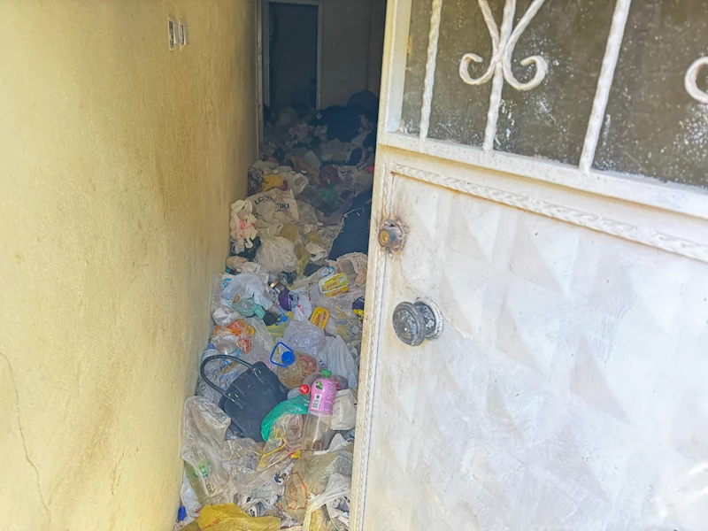 Evden 2 kamyonet çöp çıkarıldı