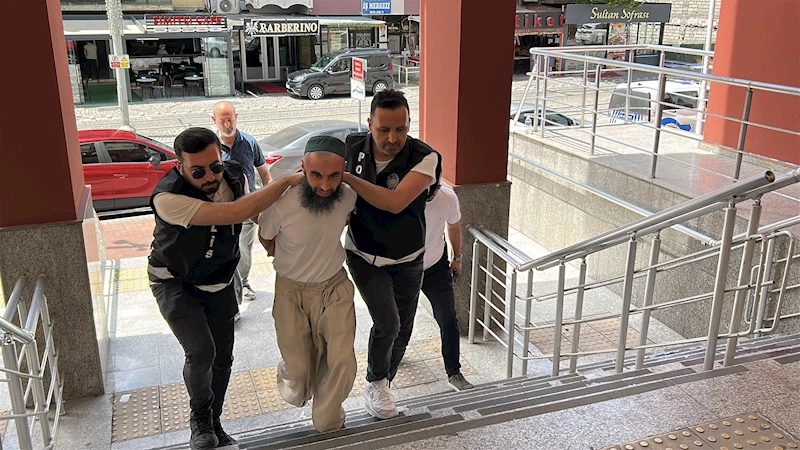 Okul bahçesine girip kılıçla çocukların topunu keserek Atatürk