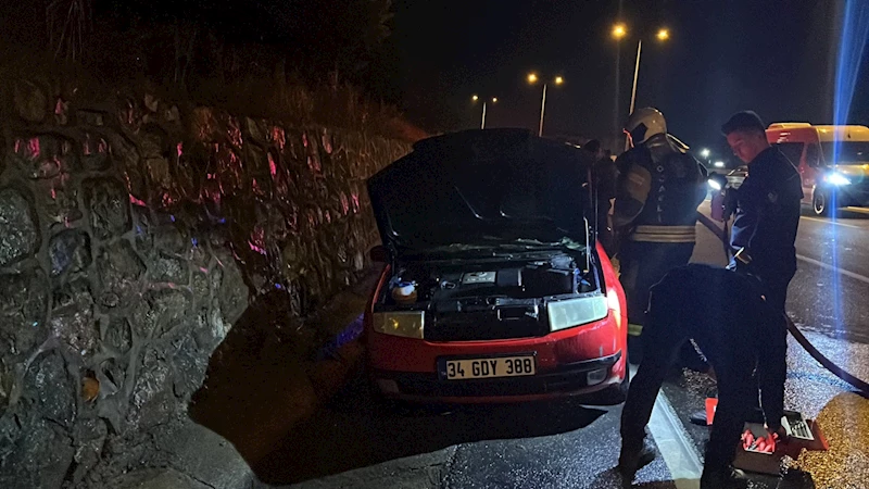Seyir halindeki otomobil alev aldı