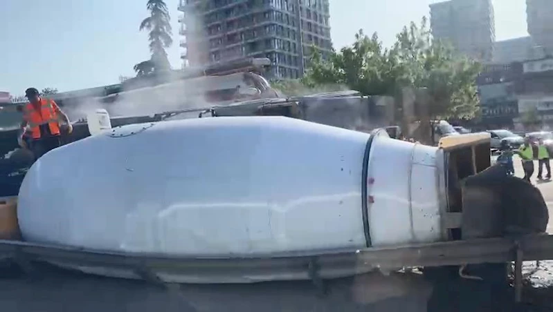 İstanbul - Küçükçekmece D-100 yan yolda beton mikseri devrildi - 2 / Ek görüntü ve fotoğrafla 
