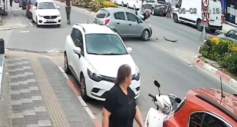 Otomobille çarpışan motosikletin sürücüsü yaralandı; kaza kamerada