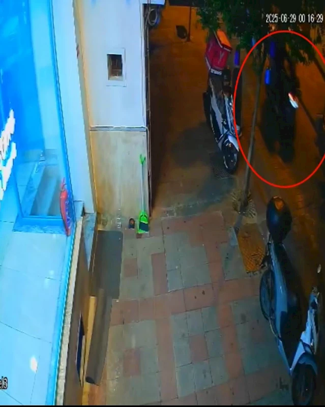 İstanbul-Kağıthane’de iki kardeşin alacaklılarının evini kurşunladığı anlar kamerada 