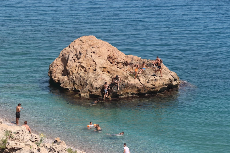 Antalya’da sıcaktan bunalanlar, Konyaaltı Sahili