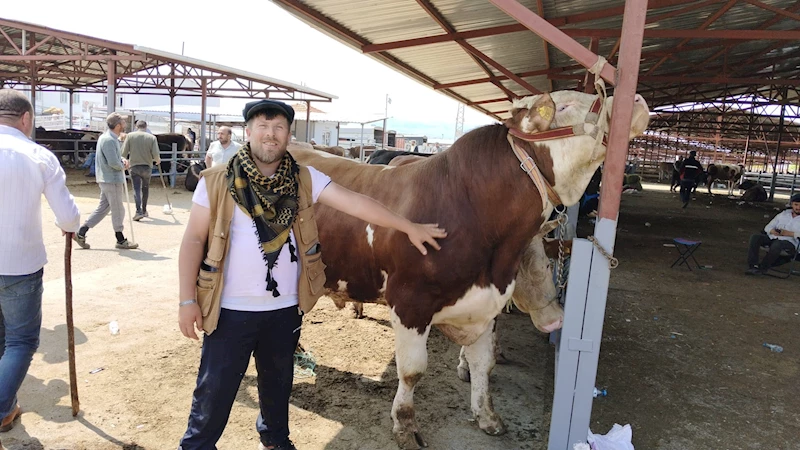 Kırşehir’de kurban pazarının en büyüğü 1 tonluk 