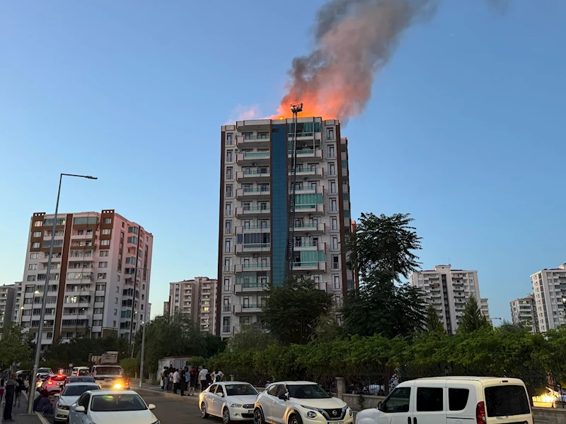Diyarbakır’da 13 katlı apartmanda yangın paniği; 38 kişi sepetli vinç yardımıyla kurtarıldı (1)