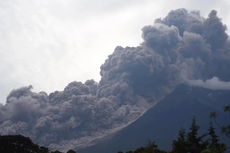Guatemala’daki Fuego Yanardağı patladı
