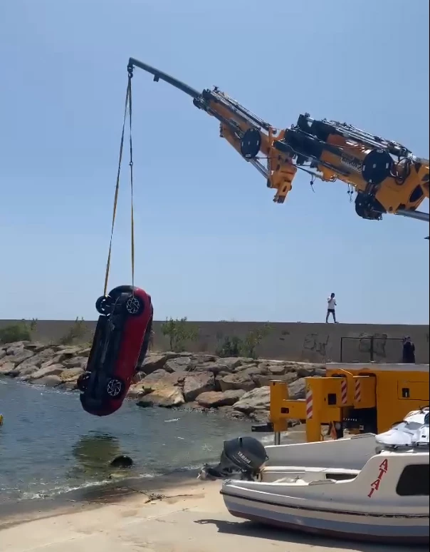 El freni çekilmeyen otomobil, denize düştü 
