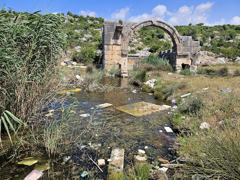  Çöplüğe dönen 1800 yıllık kutsal çeşme ve kaplıca kurtarılıyor