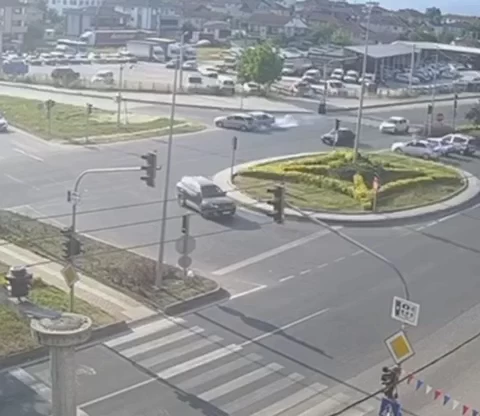 İki otomobilin çarpıştığı kaza kamerada