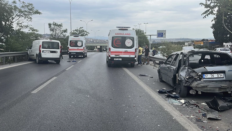 Arıza nedeniyle emniyet şeridinde duran otomobile motosiklet çarptı; 2 yaralı 