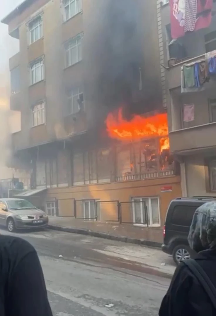 İstanbul - Sultangazi’de kırtasiyede başlayan yangın üst katlara sıçradı: 3 daire zarar gördü 