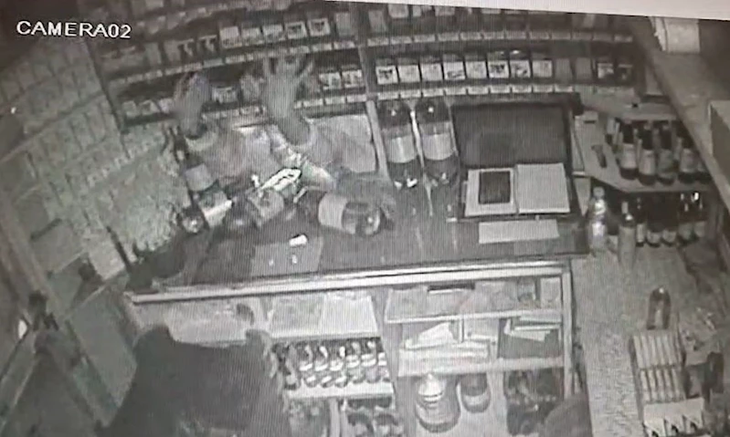 Büfeden sigara hırsızlığı kamerada: 5 gözaltı