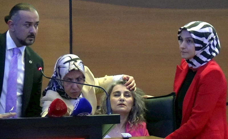 Panelde sunum yaparken fenalaşan akademisyene ilk müdahaleyi rektör yardımcısı yaptı