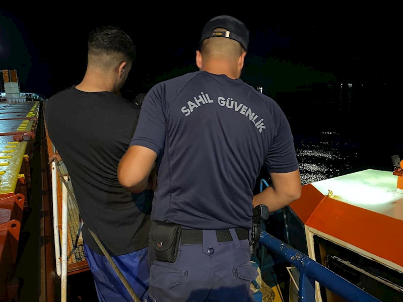 Yurt dışına kaçmak için gemide saklanan göçmenler kaptanın ihbarı sonucu yakalandı   