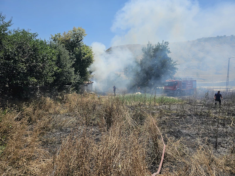Tarladaki otları temizlemek için yakılan ateş evin odunluğunu yaktı