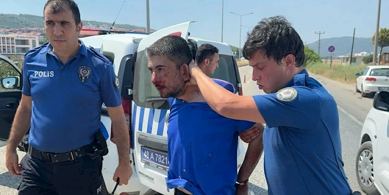 Takip sırasında 4 polis otosuna çarpan sürücüden 