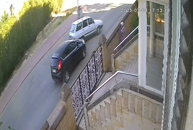 Kırşehir- Aracıyla önünü kestiği otomobilin sürücüsünü darbetti; olay kamerada /Video eklendi 
