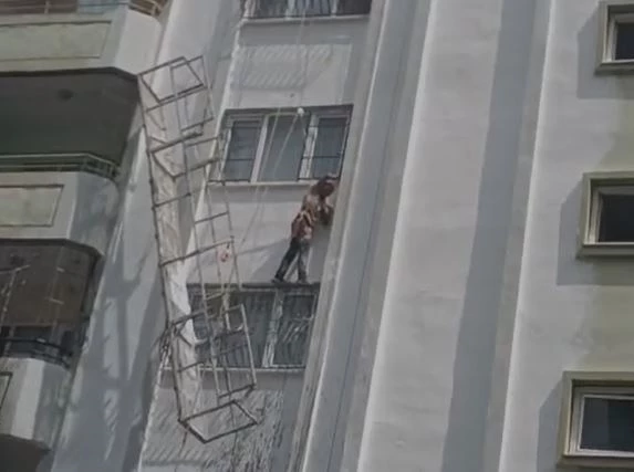 Adana- Halat kopunca güvenlik kemeri sayesinde asılı kalan işçi kamerada /Video eklendi 