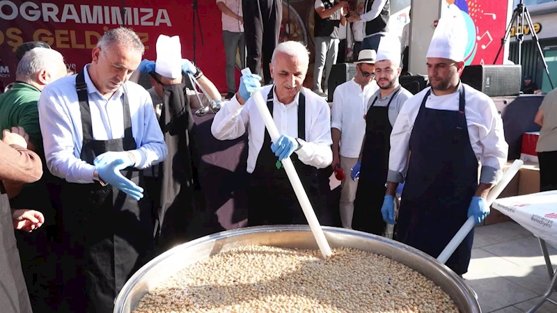 Ümraniye’de 20 bin kişiye aşure dağıtıldı 