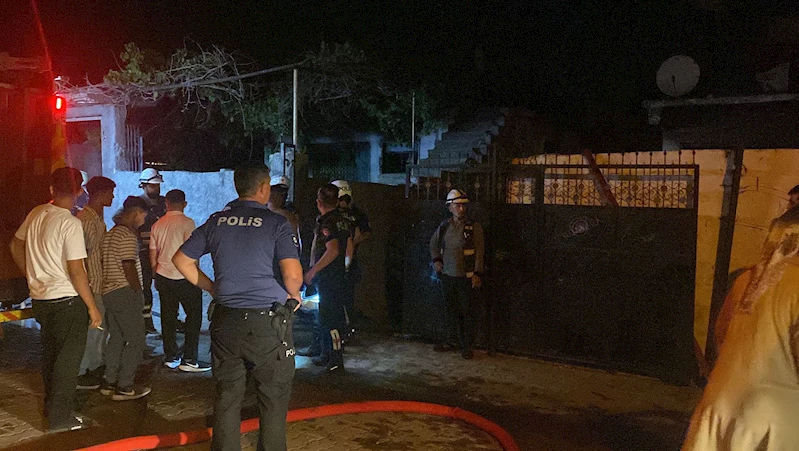 Babasının evini yaktı, alevler bir eve daha sıçradı; mahallelinin saldırdığı şüpheliyi polis kurtardı