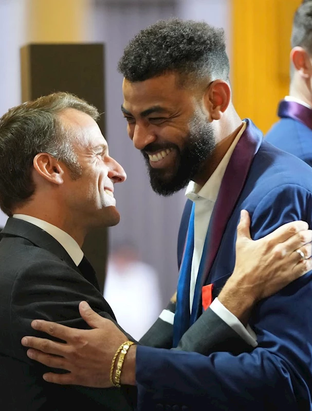 Fenerbahçe’nin olimpiyat şampiyonu Fransız voleybolcuları Macron tarafından ödüllendirildi