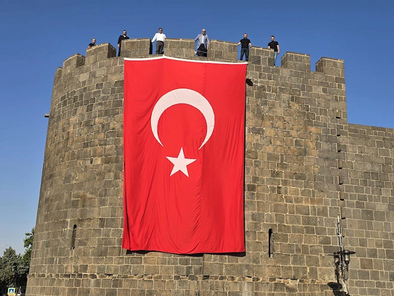 Diyarbakır surlarına Türk bayrakları asıldı 