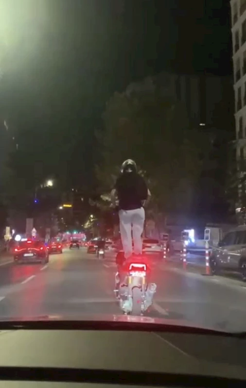 İstanbul- Bağdat Caddesi’nde motosikletlinin tehlikeli yolculuğu kamerada