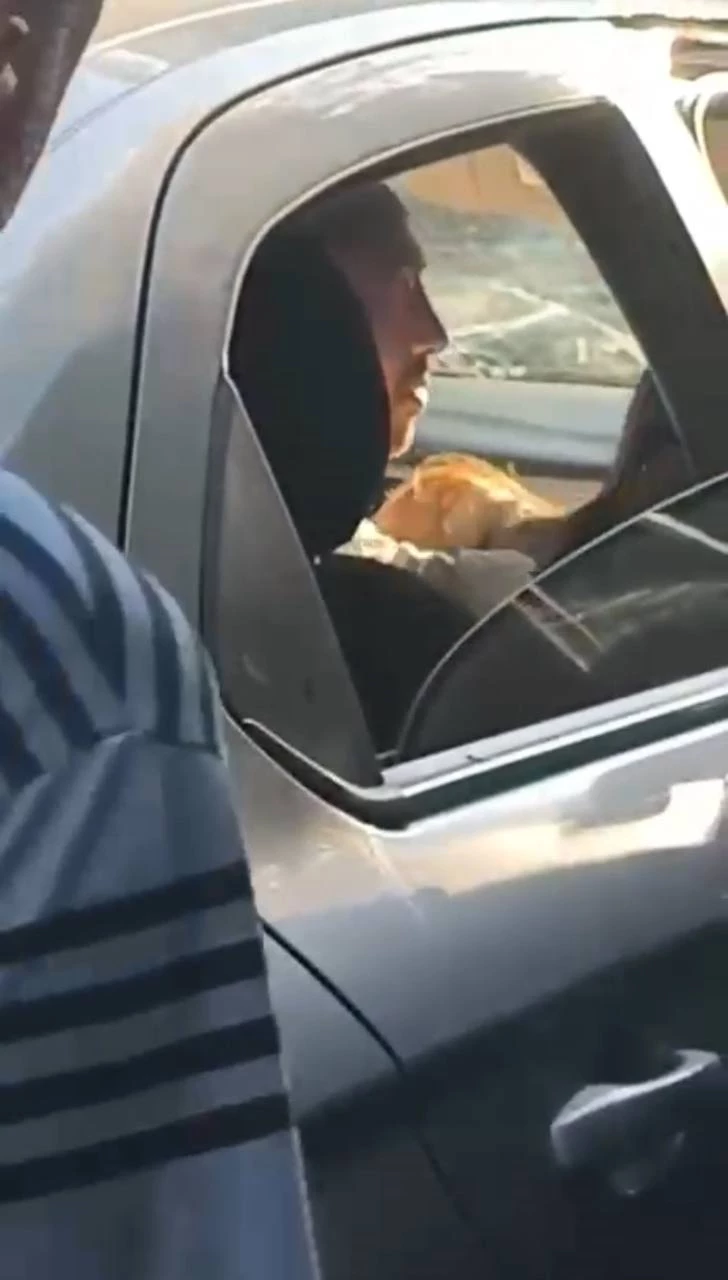 İstanbul- Küçükçekmece’de araç içindeki tartışmada kadının yardımına çevredekiler koştu