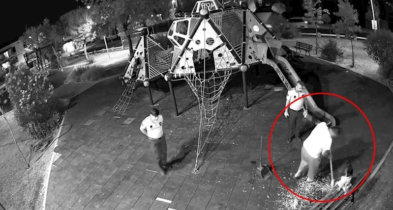 Zabıta gözetiminde yere attıkları çekirdek kabuklarını temizlediler