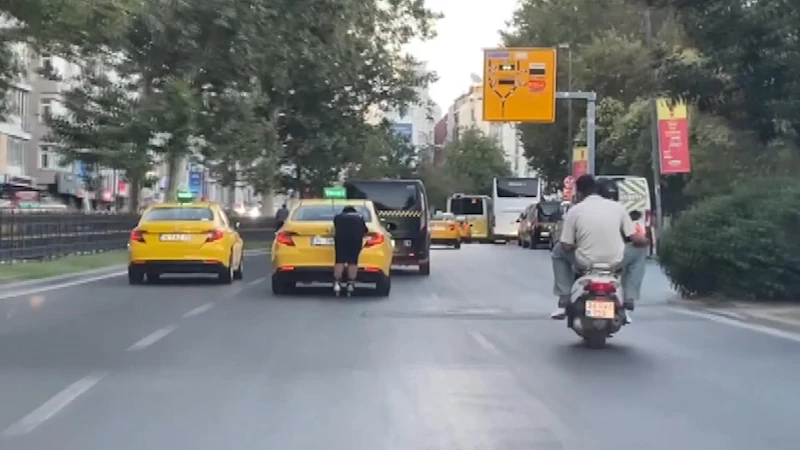 İstanbul - Şişli’de patenli gencin taksi ile tehlikeli yolculuğu kamerada 