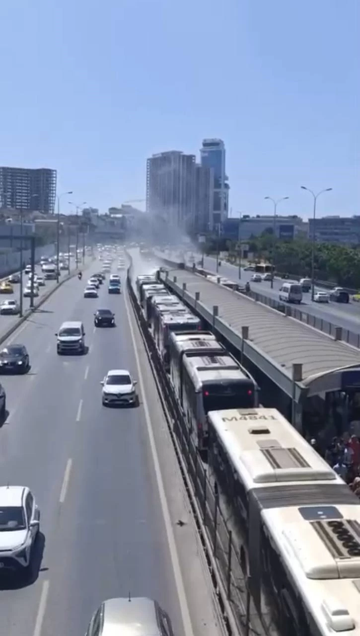 İstanbul- Beylikdüzü’nde metrobüsün motor kısmında çıkan yangın söndürüldü