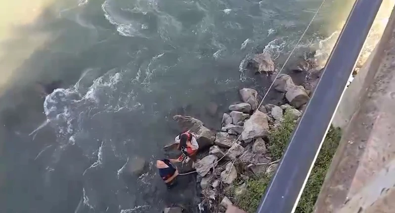 Baraj kapağı açılınca çayda mahsur kaldı