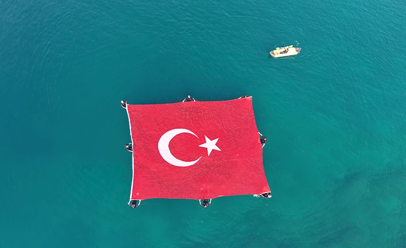 Denizde Türk bayraklı 