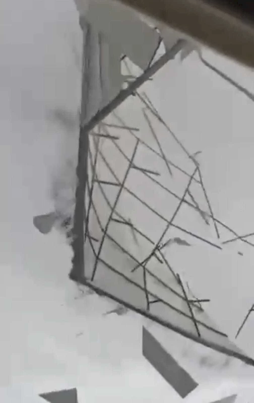 Batman’da kuvvetli rüzgar yurt çatısını uçurdu, ağaçlar araçların üzerine devrildi