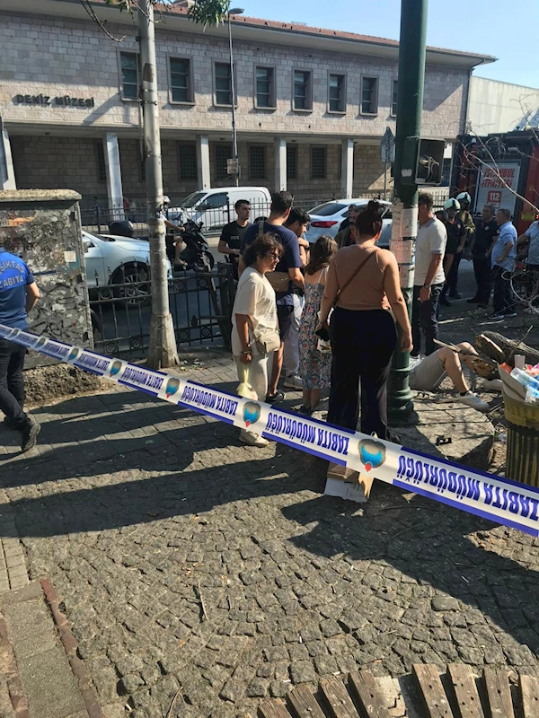 İstanbul- Beşiktaş’ta kaldırımdaki yayaların üzerine ağaç devrildi :3 yaralı