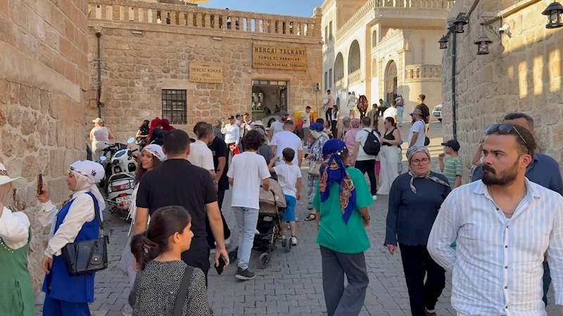 Termometrelerin 40 derecenin üzerinde gösterdiği Midyat’a, sıcağa rağmen turist akını / Ek fotoğraflar