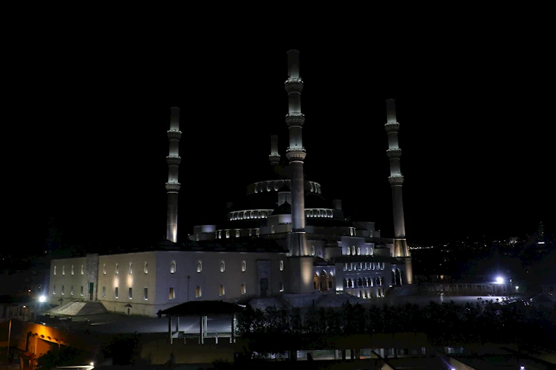 Türkiye’de tüm camilerde sela okundu