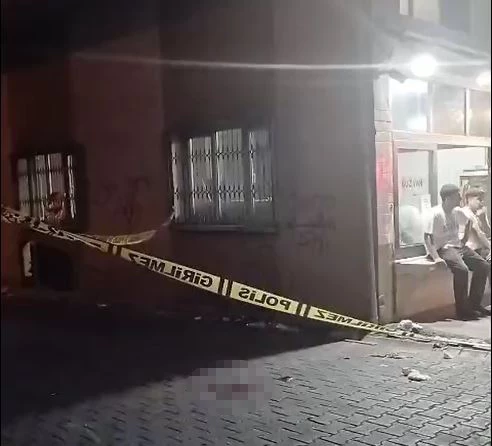 Sokakta darbedilip, bıçaklandı