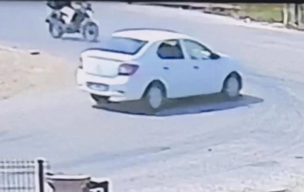 Bursa’da motosiklet ile otomobilin çarpıştığı kaza kamerada; 1 yaralı