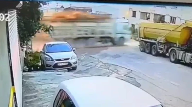 Hatay- Kamyonun restoran bahçesine düştüğü kaza kamerada /Video eklendi 