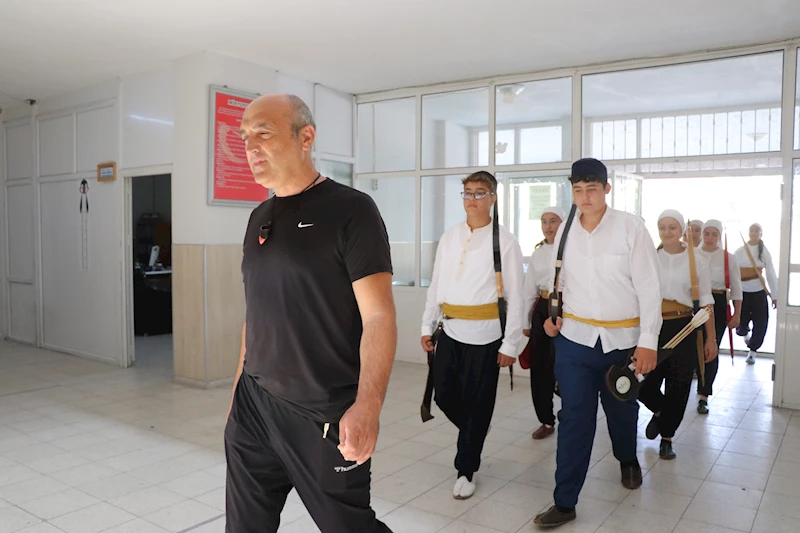Kırılan okları öğrencileri ile tamir edip, şampiyon sporcular yetiştiriyor
