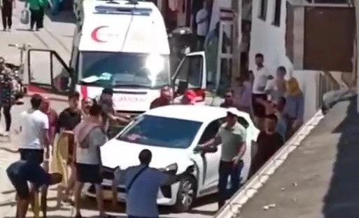 Balıkesir’de ambulansa park halindeki otomobil engeli