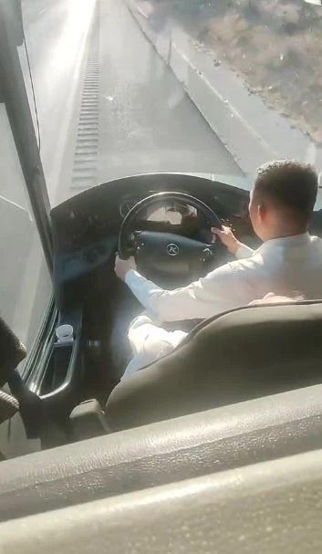 Şoförü rahatsızlanan otobüsü muavin durdurup, kazayı önledi