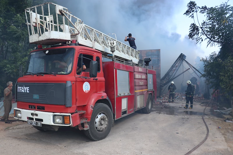 Mobilya fabrikası yangınında itfaiyeciler çöken duvarın altında kalmaktan son anda kurtuldu