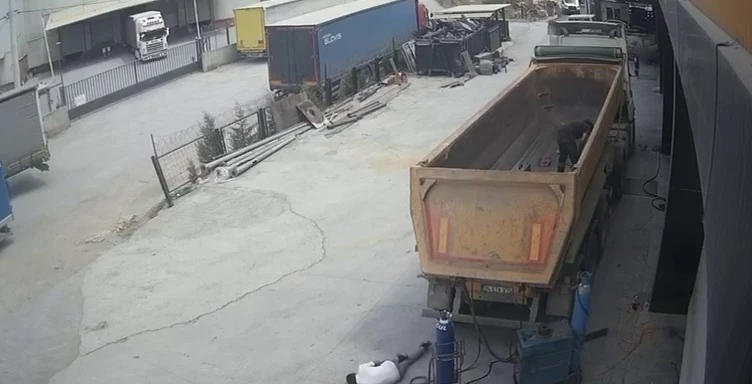 Kocaeli - Damper kapağının başına çarptığı şoförün öldüğü olayın görüntüleri ortaya çıktı / Ek video