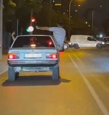 Otomobilden sarkıp dans etti, sürücü de cep telefonuyla kaydetti